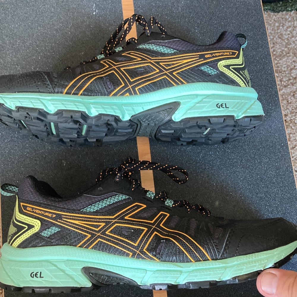 ASICS Gel-Venture 7 . Size 8 1/2 W . Preowned barely worn ..1 blemish